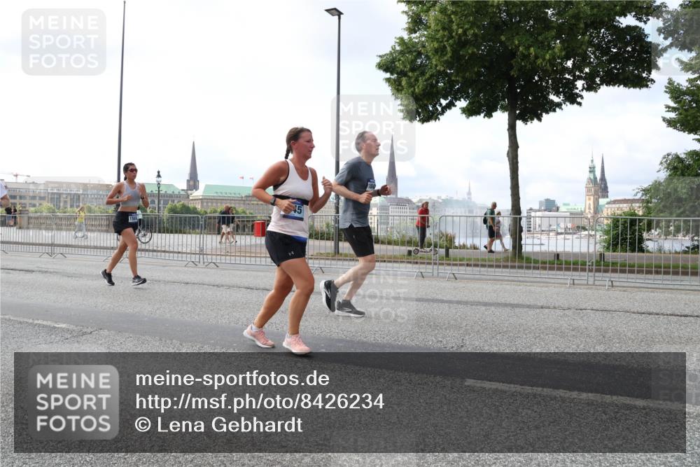 29.06.2025 - hella hamburg halbmarathon Lena Gebhardt http://msf.ph/oto/8426234 29.06.2025 10:06:32 Lombardsbrücke 5, 1245, 1766, 4542, 4666, 4868, 5431, 5807, 5951, 6314, 6664, 7138, 8290, 8316, 9361, 9560, 10214, 10297, 10736, 10781, 10886, 12371, 13054, 13475, 13481, 13863, 14369, 14607, 15113, 15145, 15229, 15377, 15462, 15537, 15772, 15858, 16692, 16933, 17059, 17239, 17746, 18042, 18381, 18575, 18577, 18652, 18828, 18910, 18913, 18966 meine-sportfotos.de