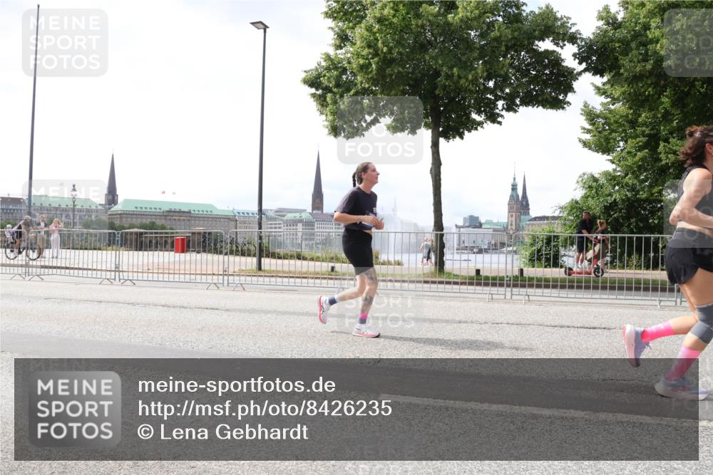 29.06.2025 - hella hamburg halbmarathon Lena Gebhardt http://msf.ph/oto/8426235 29.06.2025 10:43:29 Lombardsbrücke 1023, 1149, 1155, 1310, 1400, 1467, 1788, 1816, 1878, 2103, 2158, 2267, 2361, 2733, 2971, 3074, 3238, 3329, 3390, 3518, 3638, 4056, 4177, 4302, 4367, 4680, 4866, 5192, 5201, 5214, 5268, 5370, 5610, 5720, 5755, 5967, 6012, 6096, 6226, 6440, 6931, 6971, 6973, 7043, 7197, 7205, 7206, 7461, 7489, 7504, 7872, 7926, 8000, 8135, 8184, 8233, 8408, 8435, 8504, 8795, 8991, 9072, 9639, 9641, 9644, 9831, 9976, 10083, 10097, 10180, 10200, 10202 meine-sportfotos.de