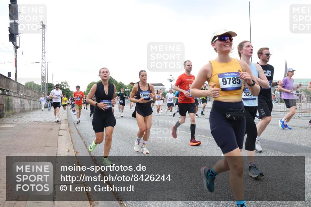 29.06.2025 - hella hamburg halbmarathon Lena Gebhardt http://msf.ph/oto/8426244 29.06.2025 10:53:38 Lombardsbrücke 280, 1697, 9785, 322, 6, 1340, 1687, 1709, 1744, 1753, 1900, 1906, 1984, 2065, 2079, 2409, 2429, 3055, 3226, 4195, 4595, 4801, 5428, 5430, 5562, 5815, 5856, 5857, 5964, 6039, 6041, 6044, 6192, 6273, 6306, 6913, 6996, 7039, 7068, 7483, 7537, 7611, 7614, 7876, 7890, 8189, 8212, 8414, 8515, 8906, 8924, 9077, 9456, 9503, 9531, 9572, 9685, 9764, 9771, 9785, 10043, 10175, 10490, 11390, 12193, 12219, 12700, 14038 meine-sportfotos.de