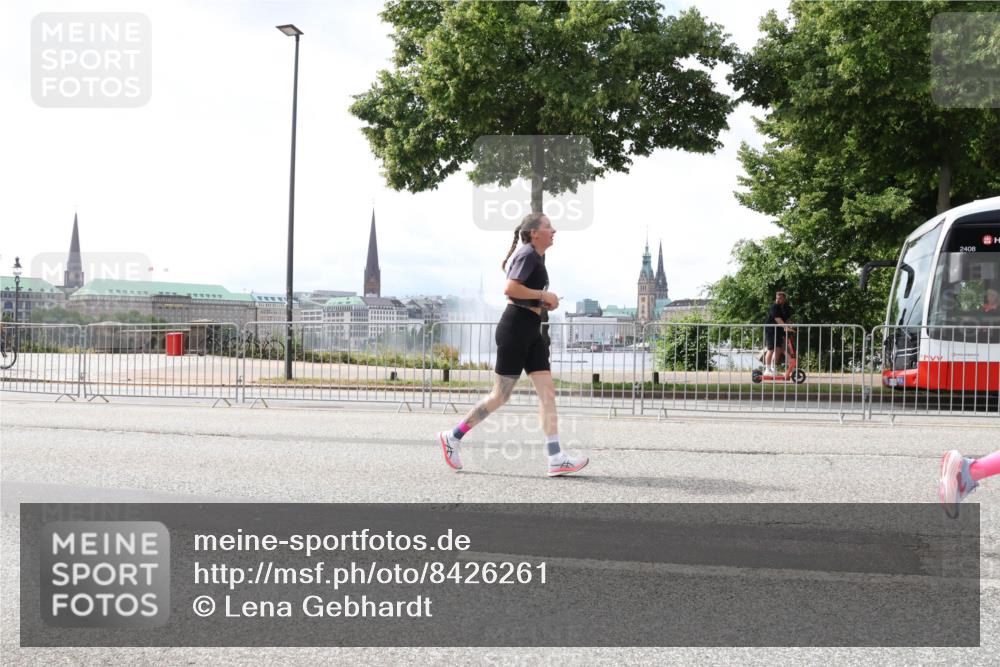 29.06.2025 - hella hamburg halbmarathon Lena Gebhardt http://msf.ph/oto/8426261 29.06.2025 10:43:29 Lombardsbrücke 2408, 1023, 1149, 1155, 1310, 1400, 1467, 1788, 1816, 1878, 2103, 2158, 2267, 2361, 2733, 2971, 3074, 3238, 3329, 3390, 3518, 3638, 4056, 4177, 4302, 4367, 4680, 4866, 5192, 5201, 5214, 5268, 5370, 5610, 5720, 5755, 5967, 6012, 6096, 6226, 6440, 6931, 6971, 6973, 7043, 7197, 7205, 7206, 7461, 7489, 7504, 7872, 7926, 8000, 8135, 8184, 8233, 8408, 8435, 8504, 8795, 8991, 9072, 9639, 9641, 9644, 9831, 9976, 10083, 10097, 10180, 10200, 10202 meine-sportfotos.de