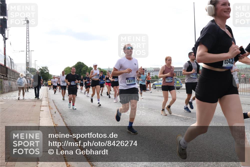29.06.2025 - hella hamburg halbmarathon Lena Gebhardt http://msf.ph/oto/8426274 29.06.2025 10:19:23 Lombardsbrücke 5178, 14593, 2007, 11081, 18777, 10124, 10129, 0342, 1145, 1332, 1534, 1708, 1718, 1755, 2017, 2096, 2311, 2357, 2441, 2589, 2795, 2802, 2812, 2895, 2993, 2995, 3026, 3105, 3118, 3446, 3631, 3678, 4108, 4110, 4562, 4570, 4718, 4722, 4845, 4979, 5034, 5035, 5080, 5098, 5123, 5178, 5323, 5429, 5449, 5849, 6194, 6249, 6444, 6477, 6482, 6542, 6736, 6939, 7143, 7252, 7836, 8537, 8575, 8761, 8778, 9252, 9270, 9272, 9652, 9756, 9757, 9856, 10037, 10039, 10124, 10129, 10540, 10816 meine-sportfotos.de