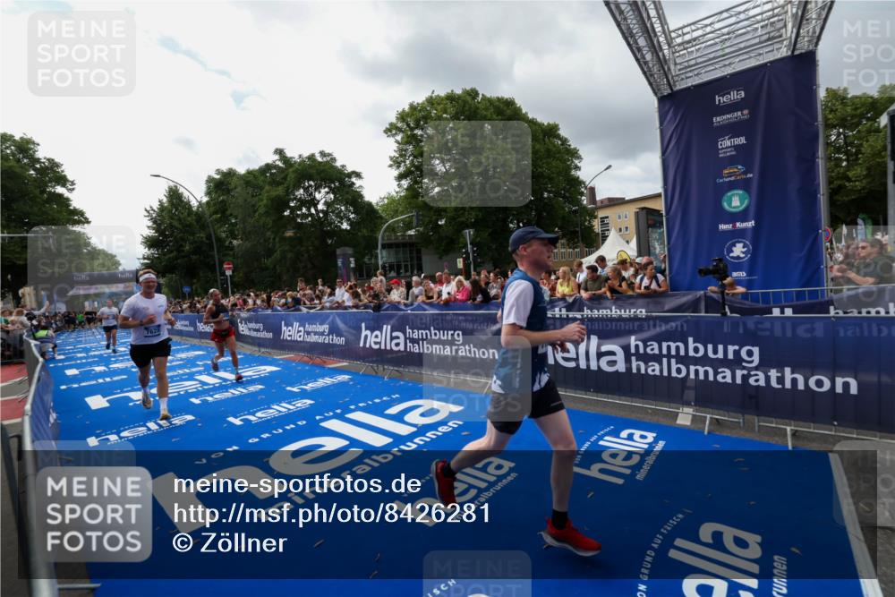 29.06.2025 - hella hamburg halbmarathon Zöllner http://msf.ph/oto/8426281 29.06.2025 10:35:14 Ziel 4740, 7628, 11559, 12514, 14069, 15415, 16964, 17022 meine-sportfotos.de