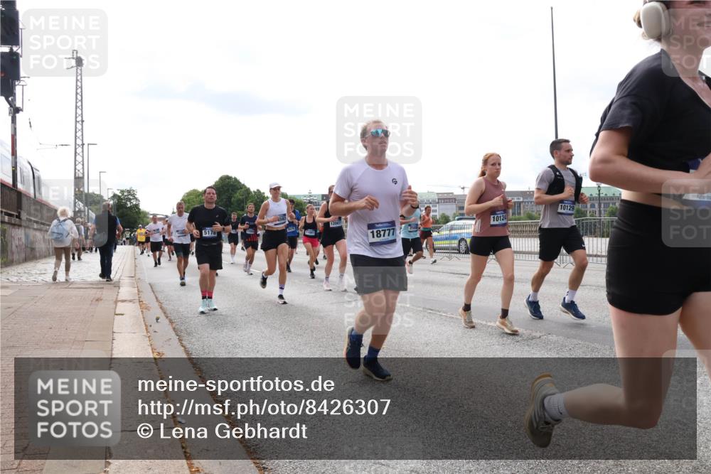 29.06.2025 - hella hamburg halbmarathon Lena Gebhardt http://msf.ph/oto/8426307 29.06.2025 10:19:23 Lombardsbrücke 10129, 10124, 5178, 11081, 18777, 1145, 1332, 1534, 1708, 1718, 1755, 2017, 2096, 2311, 2357, 2441, 2589, 2795, 2802, 2812, 2895, 2993, 2995, 3026, 3105, 3118, 3446, 3631, 3678, 4108, 4110, 4562, 4570, 4718, 4722, 4845, 4979, 5034, 5035, 5080, 5098, 5123, 5178, 5323, 5429, 5449, 5849, 6194, 6249, 6444, 6477, 6482, 6542, 6736, 6939, 7143, 7252, 7836, 8537, 8575, 8761, 8778, 9252, 9270, 9272, 9652, 9756, 9757, 9856, 10037, 10039, 10124, 10129, 10540, 10816 meine-sportfotos.de