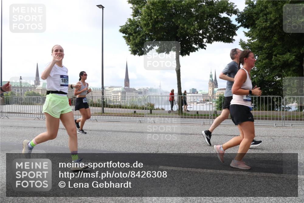 29.06.2025 - hella hamburg halbmarathon Lena Gebhardt http://msf.ph/oto/8426308 29.06.2025 10:06:33 Lombardsbrücke 18575, 1245, 1766, 1993, 4542, 4666, 4868, 5431, 5807, 5951, 6314, 6664, 7138, 8290, 8960, 9361, 9560, 10214, 10297, 10736, 10781, 10886, 12371, 13054, 13475, 13481, 13863, 14369, 14607, 15113, 15145, 15229, 15377, 15462, 15537, 15858, 16692, 16933, 17059, 17174, 17239, 17746, 18042, 18381, 18575, 18577, 18652, 18828, 18910, 18913, 18966 meine-sportfotos.de