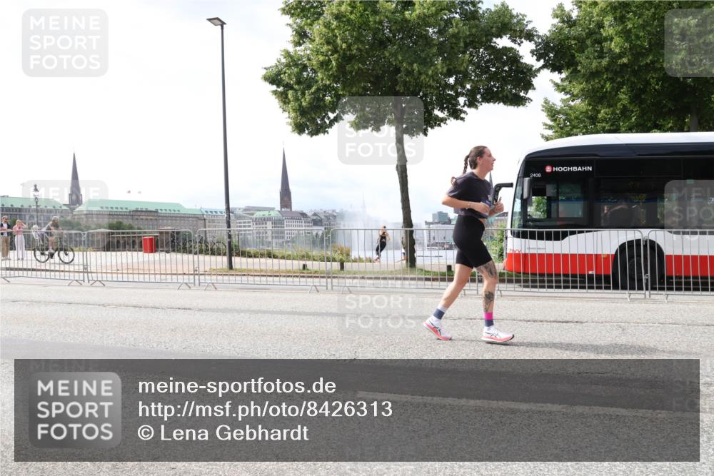 29.06.2025 - hella hamburg halbmarathon Lena Gebhardt http://msf.ph/oto/8426313 29.06.2025 10:43:29 Lombardsbrücke 2408, 1023, 1149, 1155, 1310, 1400, 1467, 1788, 1816, 1878, 2103, 2158, 2267, 2361, 2733, 2971, 3074, 3238, 3329, 3390, 3518, 3638, 4056, 4177, 4302, 4367, 4680, 4866, 5192, 5201, 5214, 5268, 5370, 5610, 5720, 5755, 5967, 6012, 6096, 6226, 6440, 6931, 6971, 6973, 7043, 7197, 7205, 7206, 7461, 7489, 7504, 7872, 7926, 8000, 8135, 8184, 8233, 8408, 8435, 8504, 8795, 8991, 9072, 9639, 9641, 9644, 9831, 9976, 10083, 10097, 10180, 10200, 10202 meine-sportfotos.de