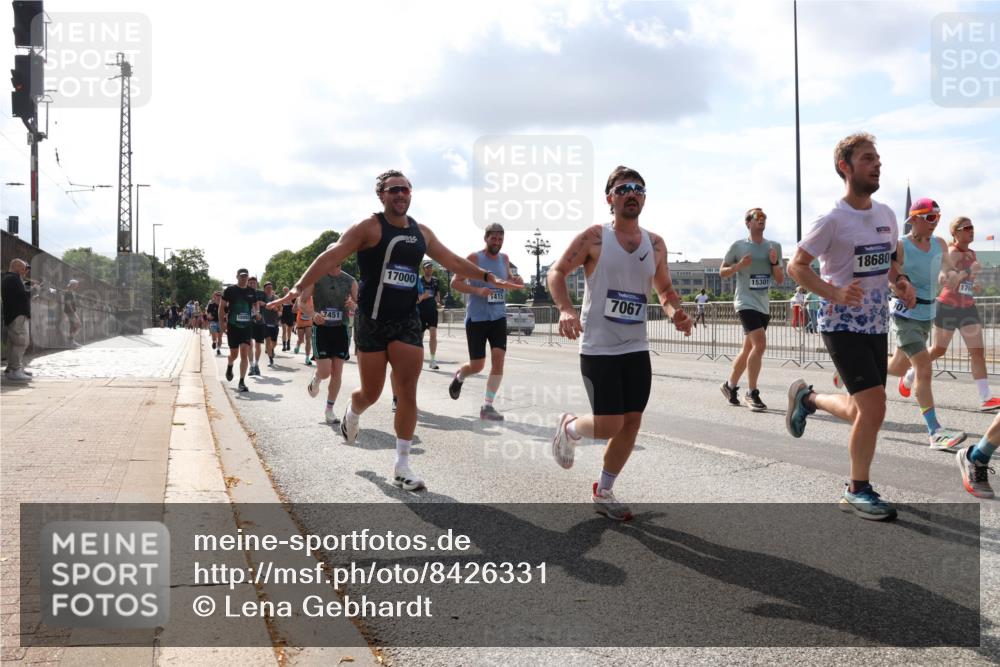 29.06.2025 - hella hamburg halbmarathon Lena Gebhardt http://msf.ph/oto/8426331 29.06.2025 09:52:38 Lombardsbrücke 7451, 17000, 1415, 7067, 15301, 18680, 1784, 1070, 1139, 1163, 1169, 1176, 1220, 1415, 1468, 1512, 1604, 1613, 1631, 1782, 2189, 2233, 3098, 3109, 3124, 3305, 3618, 3852, 4080, 4277, 4497, 4565, 4691, 4871, 4915, 4933, 5007, 5011, 5476, 5477, 5682, 6373, 6550, 6711, 7067, 7191, 7325, 7432, 7451, 7599, 7843, 7865, 7961, 8467, 8852, 9348, 9444, 9547, 10493, 10741, 10796, 11062, 11495, 11679, 11779, 11821, 12046, 12772, 13403, 13614, 13728, 14257 meine-sportfotos.de