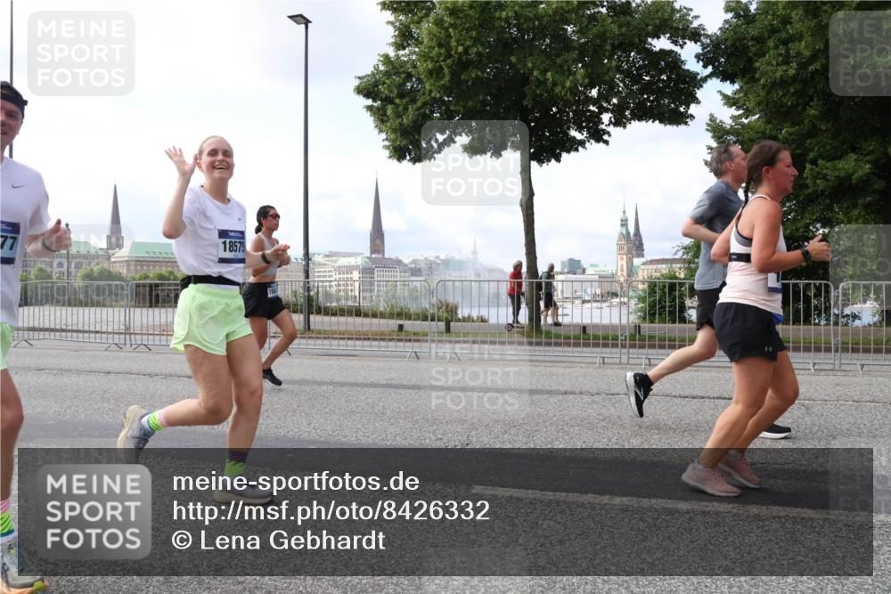 29.06.2025 - hella hamburg halbmarathon Lena Gebhardt http://msf.ph/oto/8426332 29.06.2025 10:06:33 Lombardsbrücke 18575, 77, 1245, 1766, 1993, 4542, 4666, 4868, 5431, 5807, 5951, 6314, 6664, 7138, 8290, 8960, 9361, 9560, 10214, 10297, 10736, 10781, 10886, 12371, 13054, 13475, 13481, 13863, 14369, 14607, 15113, 15145, 15229, 15377, 15462, 15537, 15858, 16692, 16933, 17059, 17174, 17239, 17746, 18042, 18381, 18575, 18577, 18652, 18828, 18910, 18913, 18966 meine-sportfotos.de