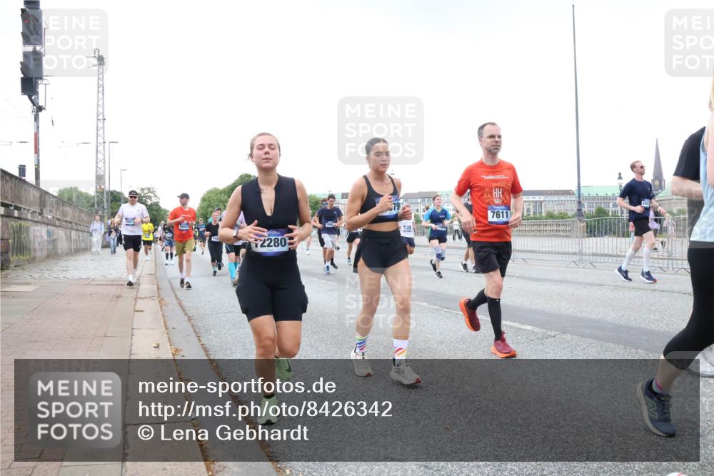 29.06.2025 - hella hamburg halbmarathon Lena Gebhardt http://msf.ph/oto/8426342 29.06.2025 10:53:39 Lombardsbrücke 18057, 2280, 79, 7611, 1017, 1340, 1687, 1709, 1744, 1753, 1900, 1906, 1984, 2065, 2079, 2409, 2429, 3055, 3226, 4195, 4595, 4801, 5428, 5430, 5562, 5815, 5856, 5857, 5964, 6039, 6041, 6044, 6192, 6273, 6306, 6913, 6996, 7039, 7068, 7483, 7537, 7611, 7614, 7876, 7890, 8189, 8212, 8414, 8515, 8906, 8924, 9077, 9456, 9503, 9531, 9572, 9685, 9764, 9771, 9785, 10043, 10175, 10490, 11390, 12193, 12219, 12700, 14038 meine-sportfotos.de