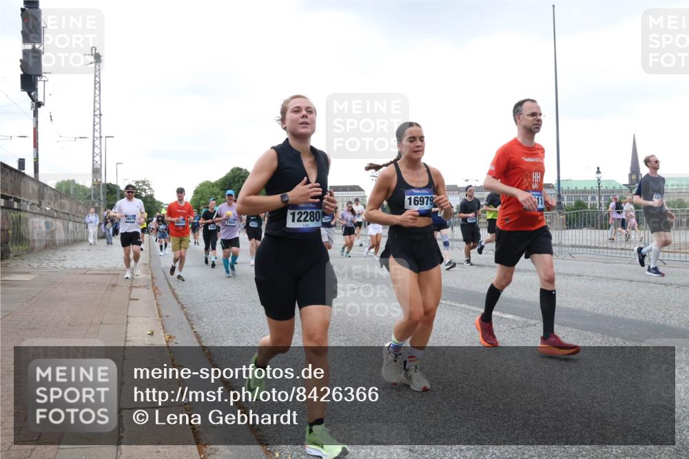 29.06.2025 - hella hamburg halbmarathon Lena Gebhardt http://msf.ph/oto/8426366 29.06.2025 10:53:39 Lombardsbrücke 8057, 9454, 1984, 12280, 16979, 15804, 1017, 1340, 1687, 1709, 1744, 1753, 1900, 1906, 1984, 2065, 2079, 2409, 2429, 3055, 3226, 4195, 4595, 4801, 5428, 5430, 5562, 5815, 5856, 5857, 5964, 6039, 6041, 6044, 6192, 6273, 6306, 6913, 6996, 7039, 7068, 7483, 7537, 7611, 7614, 7876, 7890, 8189, 8212, 8414, 8515, 8906, 8924, 9077, 9456, 9503, 9531, 9572, 9685, 9764, 9771, 9785, 10043, 10175, 10490, 11390, 12193, 12219, 12700, 14038 meine-sportfotos.de