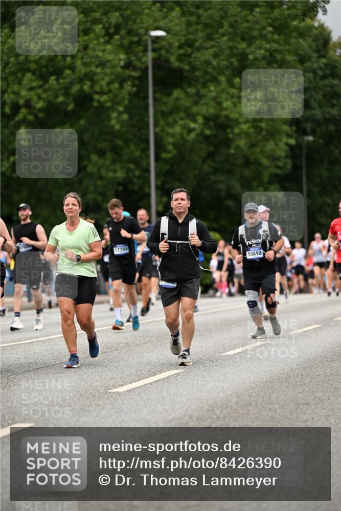 29.06.2025 - hella hamburg halbmarathon Dr. Thomas Lammeyer http://msf.ph/oto/8426390 29.06.2025 10:50:25 Kennedybrücke 1060, 1421, 1426, 1465, 1695, 1854, 1983, 2008, 2217, 2398, 2657, 2917, 2965, 4099, 4102, 4119, 4223, 4224, 5044, 5914, 6393, 6788, 6980, 7303, 7530, 7983, 10367, 10812, 11393 meine-sportfotos.de