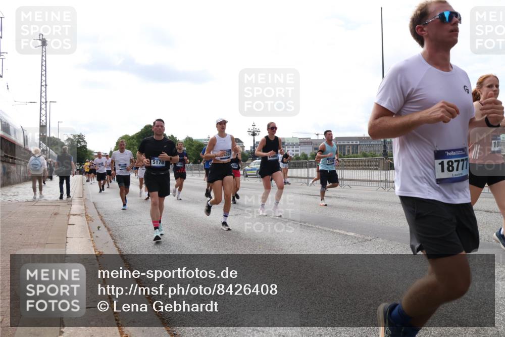 29.06.2025 - hella hamburg halbmarathon Lena Gebhardt http://msf.ph/oto/8426408 29.06.2025 10:19:23 Lombardsbrücke 5178, 593, 1081, 2007, 18777, 1145, 1332, 1534, 1708, 1718, 1755, 2017, 2096, 2311, 2357, 2441, 2589, 2795, 2802, 2812, 2895, 2993, 2995, 3026, 3105, 3118, 3446, 3631, 3678, 4108, 4110, 4562, 4570, 4718, 4722, 4845, 4979, 5034, 5035, 5080, 5098, 5123, 5178, 5323, 5429, 5449, 5849, 6194, 6249, 6444, 6477, 6482, 6542, 6736, 6939, 7143, 7252, 7836, 8537, 8575, 8761, 8778, 9252, 9270, 9272, 9652, 9756, 9757, 9856, 10037, 10039, 10124, 10129, 10540, 10816 meine-sportfotos.de
