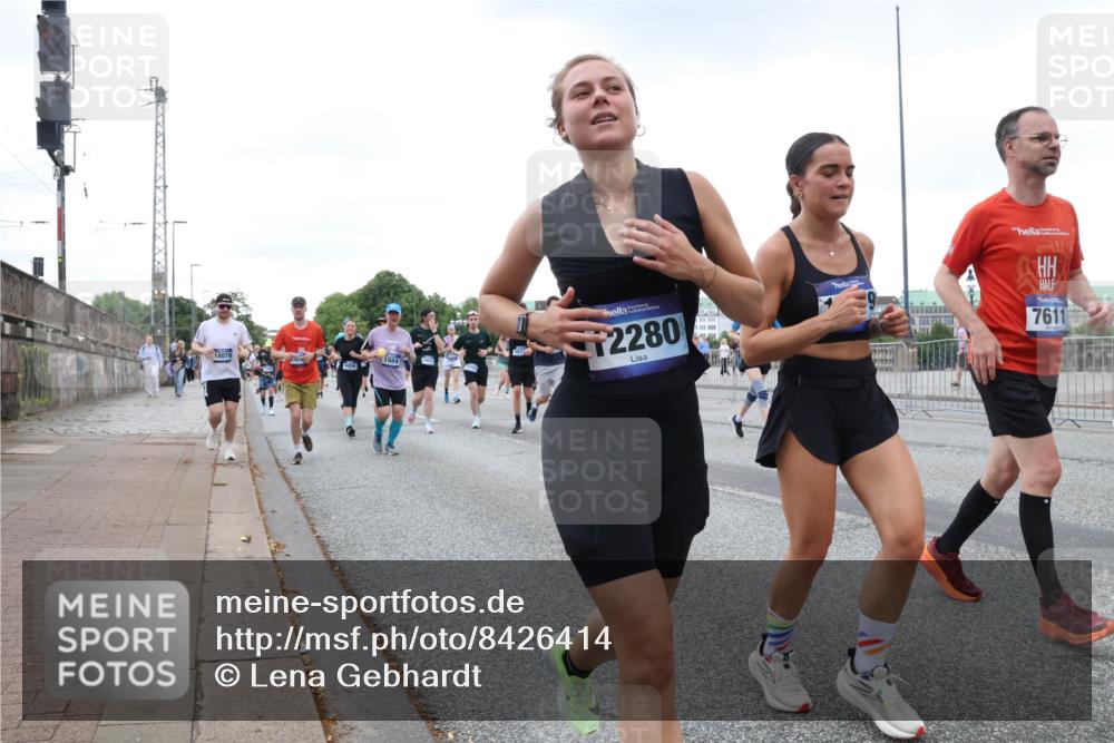 29.06.2025 - hella hamburg halbmarathon Lena Gebhardt http://msf.ph/oto/8426414 29.06.2025 10:53:39 Lombardsbrücke 18079, 80, 9456, 12280, 7611, 1017, 1340, 1687, 1709, 1744, 1753, 1900, 1906, 1984, 2065, 2079, 2409, 2429, 3055, 3226, 4195, 4595, 4801, 5428, 5430, 5562, 5815, 5856, 5857, 5964, 6039, 6041, 6044, 6192, 6273, 6306, 6913, 6996, 7039, 7068, 7483, 7537, 7611, 7614, 7876, 7890, 8189, 8212, 8414, 8515, 8906, 8924, 9077, 9456, 9503, 9531, 9572, 9685, 9764, 9771, 9785, 10043, 10175, 10490, 11390, 12193, 12219, 12700, 14038 meine-sportfotos.de