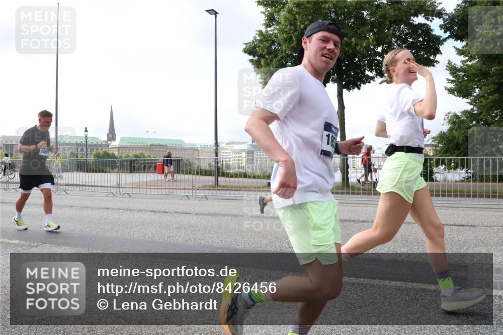 29.06.2025 - hella hamburg halbmarathon Lena Gebhardt http://msf.ph/oto/8426456 29.06.2025 10:06:34 Lombardsbrücke 1891, 185, 1245, 1766, 1993, 4542, 4666, 4868, 5431, 5807, 5951, 6314, 6572, 6664, 7138, 8290, 8960, 9361, 9560, 10214, 10297, 10736, 10781, 10886, 12371, 13475, 13481, 13863, 14369, 14607, 15113, 15145, 15229, 15377, 15462, 15537, 15858, 16692, 16933, 17059, 17174, 17239, 17746, 18042, 18343, 18381, 18575, 18577, 18652, 18828, 18910, 18913, 18966 meine-sportfotos.de