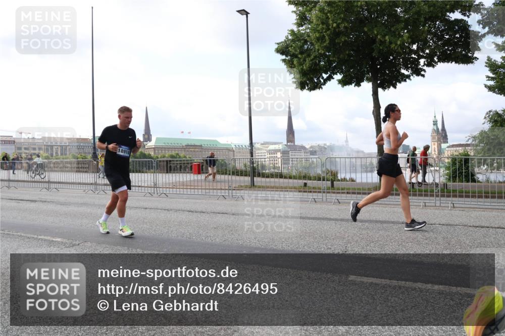 29.06.2025 - hella hamburg halbmarathon Lena Gebhardt http://msf.ph/oto/8426495 29.06.2025 10:06:34 Lombardsbrücke 18910, 1245, 1766, 1993, 4542, 4666, 4868, 5431, 5807, 5951, 6314, 6572, 6664, 7138, 8290, 8960, 9361, 9560, 10214, 10297, 10736, 10781, 10886, 12371, 13475, 13481, 13863, 14369, 14607, 15113, 15145, 15229, 15377, 15462, 15537, 15858, 16692, 16933, 17059, 17174, 17239, 17746, 18042, 18343, 18381, 18575, 18577, 18652, 18828, 18910, 18913, 18966 meine-sportfotos.de