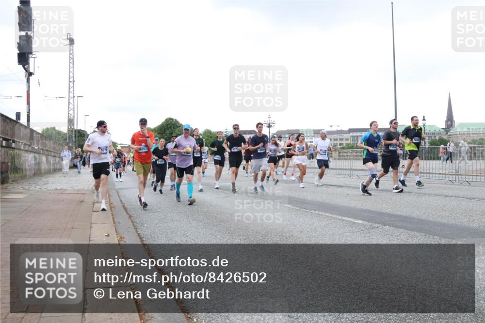 29.06.2025 - hella hamburg halbmarathon Lena Gebhardt http://msf.ph/oto/8426502 29.06.2025 10:53:40 Lombardsbrücke 8079, 8057, 9456, 907, 18609, 1964, 1852, 7890, 1017, 1340, 1687, 1709, 1744, 1753, 1900, 1906, 1984, 2065, 2079, 2372, 2409, 2429, 3055, 3226, 4195, 4595, 4801, 5428, 5430, 5562, 5815, 5856, 5857, 5964, 6039, 6041, 6044, 6192, 6273, 6306, 6913, 6996, 7039, 7068, 7483, 7537, 7611, 7614, 7876, 7890, 8189, 8212, 8414, 8515, 8906, 8924, 9077, 9456, 9503, 9531, 9572, 9685, 9764, 9771, 9785, 10043, 10175, 10490, 11390, 12193, 12219, 12700, 14038 meine-sportfotos.de