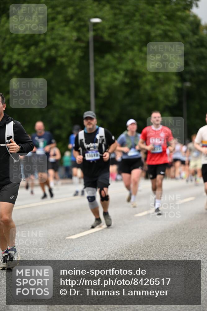 29.06.2025 - hella hamburg halbmarathon Dr. Thomas Lammeyer http://msf.ph/oto/8426517 29.06.2025 10:50:28 Kennedybrücke 1060, 1421, 1426, 1465, 1695, 1854, 1983, 2008, 2217, 2398, 2917, 2965, 4099, 4102, 4223, 4224, 5044, 5914, 6124, 6161, 6393, 6788, 6980, 7303, 7530, 7983, 10230, 10367, 10812, 11393 meine-sportfotos.de