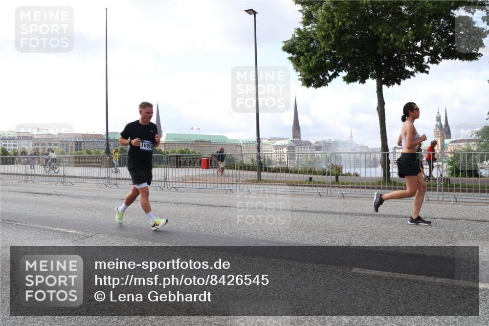 29.06.2025 - hella hamburg halbmarathon Lena Gebhardt http://msf.ph/oto/8426545 29.06.2025 10:06:34 Lombardsbrücke 18910, 1245, 1766, 1993, 4542, 4666, 4868, 5431, 5807, 5951, 6314, 6572, 6664, 7138, 8290, 8960, 9361, 9560, 10214, 10297, 10736, 10781, 10886, 12371, 13475, 13481, 13863, 14369, 14607, 15113, 15145, 15229, 15377, 15462, 15537, 15858, 16692, 16933, 17059, 17174, 17239, 17746, 18042, 18343, 18381, 18575, 18577, 18652, 18828, 18910, 18913, 18966 meine-sportfotos.de