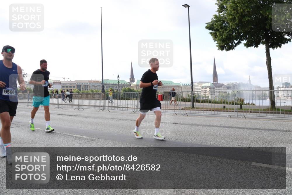 29.06.2025 - hella hamburg halbmarathon Lena Gebhardt http://msf.ph/oto/8426582 29.06.2025 10:06:35 Lombardsbrücke 9560, 8913, 1245, 1766, 1993, 4666, 4868, 5431, 5807, 5951, 6314, 6572, 6664, 7138, 8290, 8960, 9361, 9560, 10214, 10297, 10736, 10781, 10886, 12371, 13475, 13481, 13863, 14369, 14607, 15113, 15145, 15229, 15377, 15462, 15537, 15858, 16692, 16933, 17059, 17174, 17239, 17746, 18042, 18343, 18381, 18575, 18577, 18652, 18828, 18910, 18913, 18966 meine-sportfotos.de