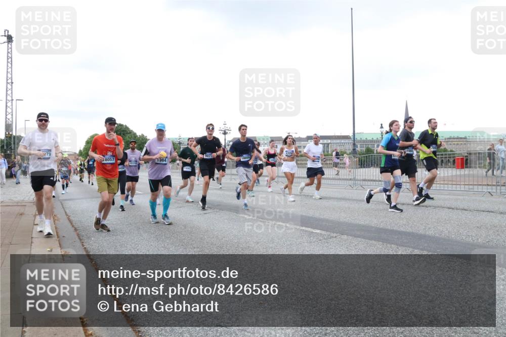 29.06.2025 - hella hamburg halbmarathon Lena Gebhardt http://msf.ph/oto/8426586 29.06.2025 10:53:40 Lombardsbrücke 8057, 9456, 15118, 1984, 14065, 907, 12250, 18609, 1017, 1340, 1687, 1709, 1744, 1753, 1900, 1906, 1984, 2065, 2079, 2372, 2409, 2429, 3055, 3226, 4195, 4595, 4801, 5428, 5430, 5562, 5815, 5856, 5857, 5964, 6039, 6041, 6044, 6192, 6273, 6306, 6913, 6996, 7039, 7068, 7483, 7537, 7611, 7614, 7876, 7890, 8189, 8212, 8414, 8515, 8906, 8924, 9077, 9456, 9503, 9531, 9572, 9685, 9764, 9771, 9785, 10043, 10175, 10490, 11390, 12193, 12219, 12700, 14038 meine-sportfotos.de