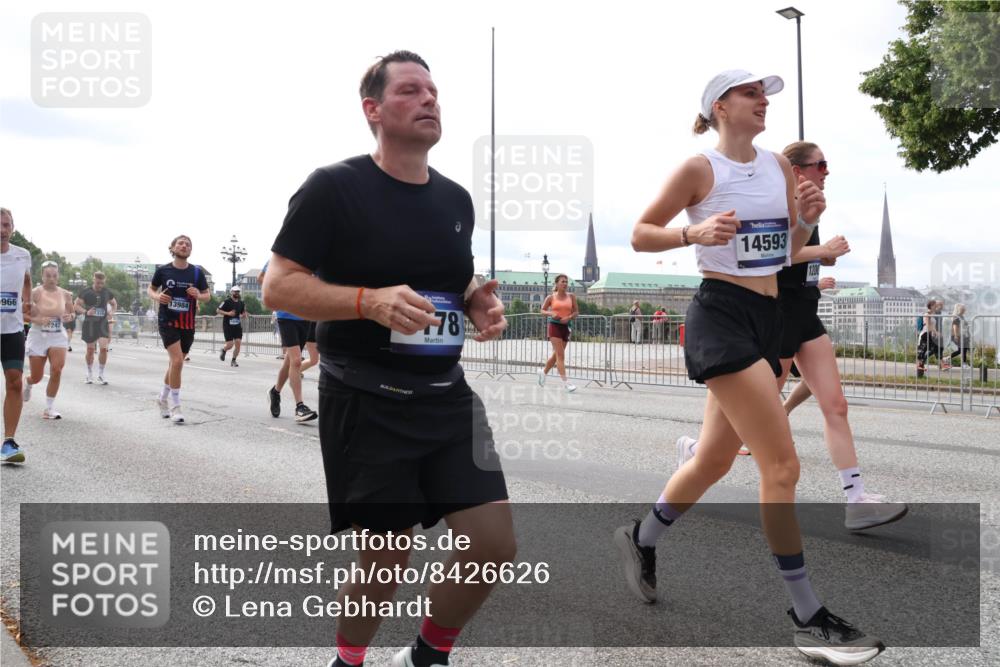 29.06.2025 - hella hamburg halbmarathon Lena Gebhardt http://msf.ph/oto/8426626 29.06.2025 10:19:25 Lombardsbrücke 966, 1332, 13984, 78, 14593, 1200, 1145, 1332, 1534, 1708, 1718, 1755, 2017, 2096, 2311, 2357, 2441, 2589, 2795, 2802, 2812, 2895, 2993, 2995, 3026, 3105, 3118, 3446, 3631, 3678, 4108, 4110, 4170, 4562, 4570, 4722, 4845, 4979, 5034, 5035, 5080, 5098, 5123, 5178, 5323, 5429, 5449, 5849, 6194, 6249, 6444, 6477, 6482, 6542, 6736, 6939, 7143, 7836, 8537, 8575, 8761, 8778, 9252, 9270, 9272, 9652, 9756, 9757, 9856, 10037, 10039, 10124, 10129, 10540 meine-sportfotos.de