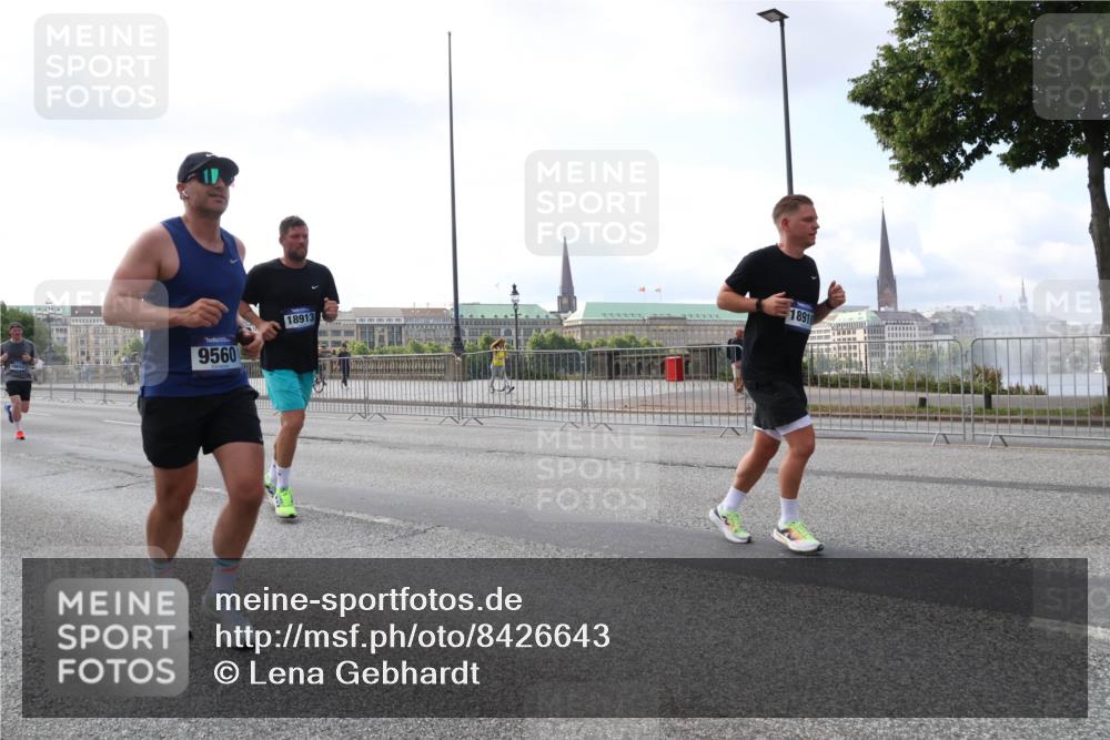 29.06.2025 - hella hamburg halbmarathon Lena Gebhardt http://msf.ph/oto/8426643 29.06.2025 10:06:35 Lombardsbrücke 9560, 18913, 18910, 1245, 1766, 1993, 4666, 4868, 5431, 5807, 5951, 6314, 6572, 6664, 7138, 8290, 8960, 9361, 9560, 10214, 10297, 10736, 10781, 10886, 12371, 13475, 13481, 13863, 14369, 14607, 15113, 15145, 15229, 15377, 15462, 15537, 15858, 16692, 16933, 17059, 17174, 17239, 17746, 18042, 18343, 18381, 18575, 18577, 18652, 18828, 18910, 18913, 18966 meine-sportfotos.de