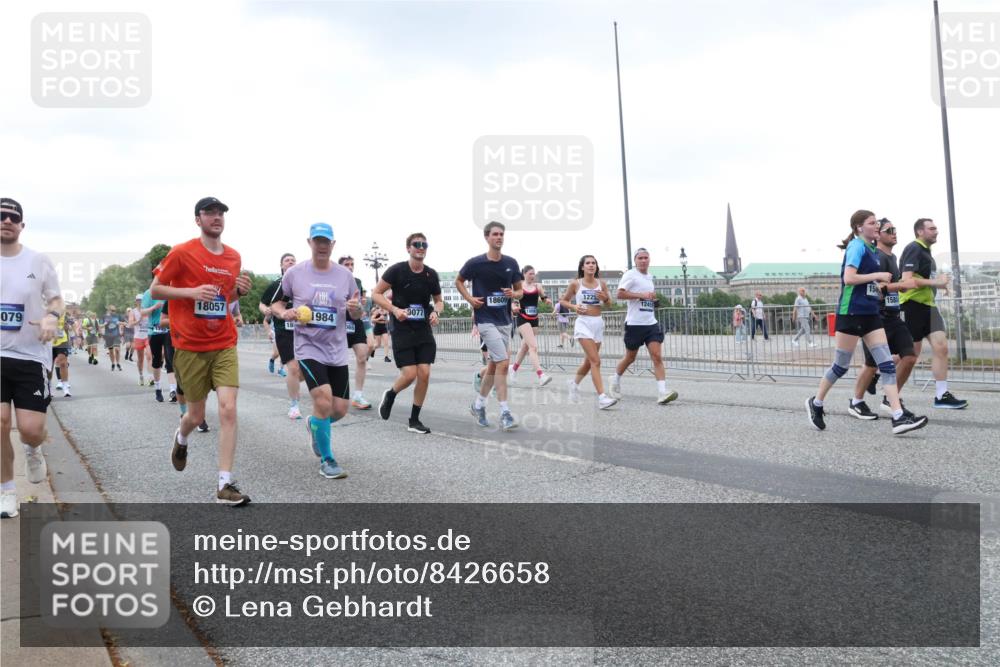 29.06.2025 - hella hamburg halbmarathon Lena Gebhardt http://msf.ph/oto/8426658 29.06.2025 10:53:41 Lombardsbrücke 18609, 18057, 9077, 1984, 079, 565, 15, 1225, 1580, 1017, 1340, 1687, 1709, 1744, 1753, 1789, 1900, 1906, 1984, 2065, 2079, 2372, 2409, 2429, 3055, 3226, 3557, 4195, 4595, 4801, 5428, 5430, 5562, 5815, 5856, 5857, 5964, 6039, 6041, 6044, 6192, 6273, 6306, 6913, 6996, 7039, 7068, 7483, 7537, 7611, 7614, 7876, 7890, 8189, 8212, 8414, 8515, 8906, 8924, 9077, 9456, 9503, 9531, 9572, 9685, 9764, 9771, 9785, 10043, 10175, 10490, 11390, 12193, 12219, 12700, 14038 meine-sportfotos.de