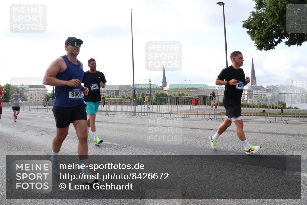 29.06.2025 - hella hamburg halbmarathon Lena Gebhardt http://msf.ph/oto/8426672 29.06.2025 10:06:35 Lombardsbrücke 9560, 18913, 1891, 1245, 1766, 1993, 4666, 4868, 5431, 5807, 5951, 6314, 6572, 6664, 7138, 8290, 8960, 9361, 9560, 10214, 10297, 10736, 10781, 10886, 12371, 13475, 13481, 13863, 14369, 14607, 15113, 15145, 15229, 15377, 15462, 15537, 15858, 16692, 16933, 17059, 17174, 17239, 17746, 18042, 18343, 18381, 18575, 18577, 18652, 18828, 18910, 18913, 18966 meine-sportfotos.de