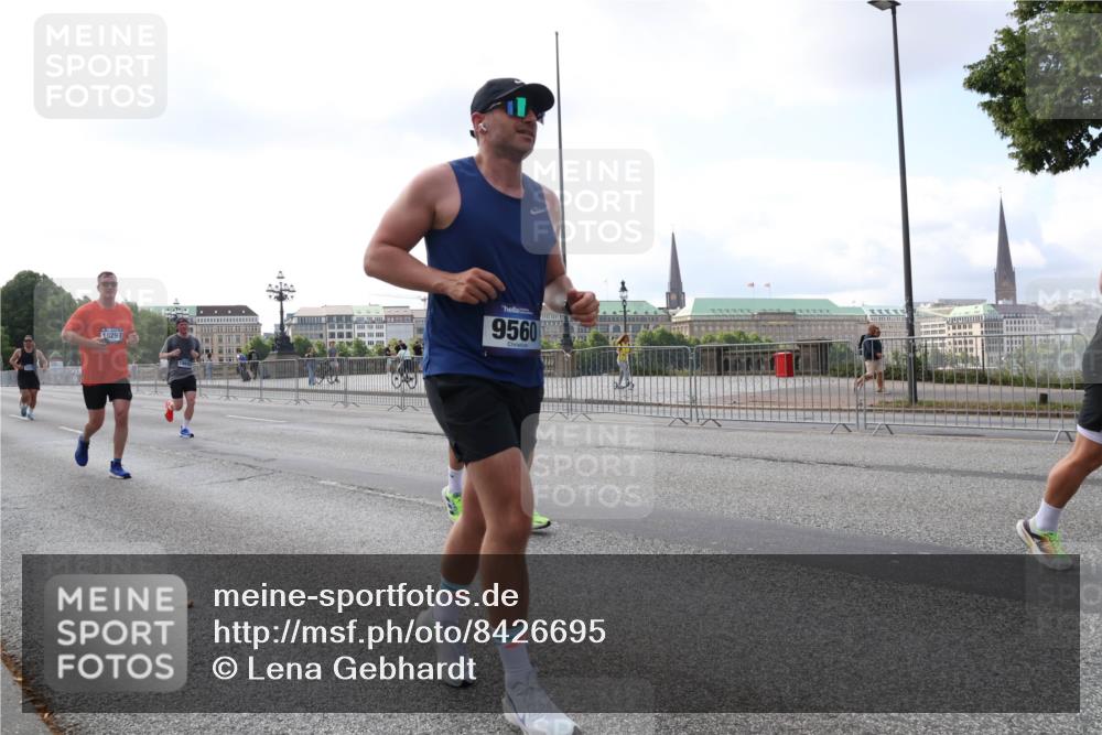 29.06.2025 - hella hamburg halbmarathon Lena Gebhardt http://msf.ph/oto/8426695 29.06.2025 10:06:35 Lombardsbrücke 10297, 9560, 1245, 1766, 1993, 4666, 4868, 5431, 5807, 5951, 6314, 6572, 6664, 7138, 8290, 8960, 9361, 9560, 10214, 10297, 10736, 10781, 10886, 12371, 13475, 13481, 13863, 14369, 14607, 15113, 15145, 15229, 15377, 15462, 15537, 15858, 16692, 16933, 17059, 17174, 17239, 17746, 18042, 18343, 18381, 18575, 18577, 18652, 18828, 18910, 18913, 18966 meine-sportfotos.de