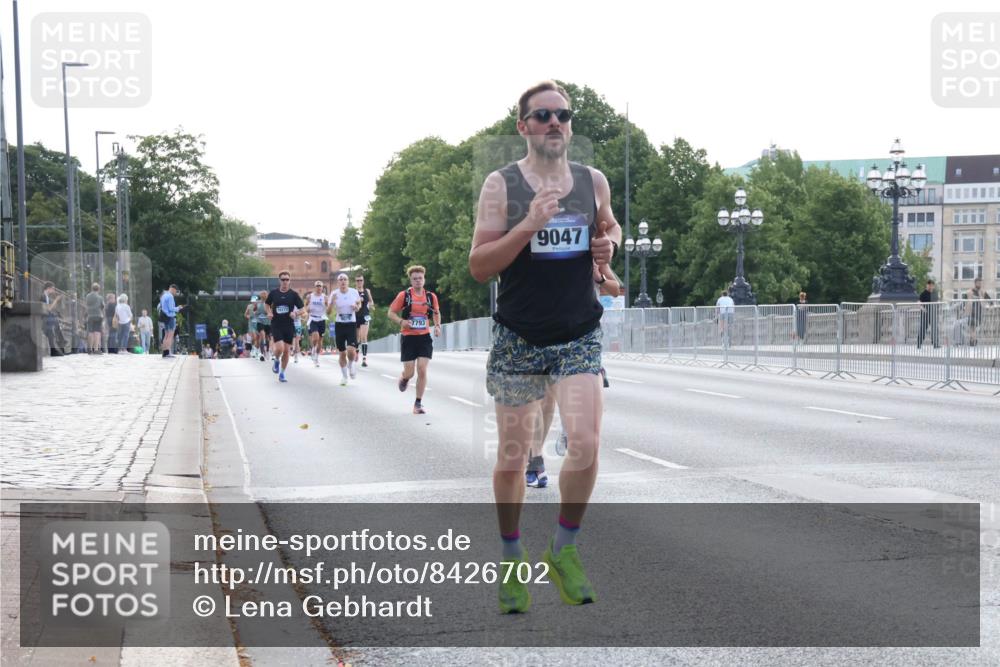 29.06.2025 - hella hamburg halbmarathon Lena Gebhardt http://msf.ph/oto/8426702 29.06.2025 09:44:03 Lombardsbrücke 7793, 9047, 1122, 1953, 2075, 2203, 2483, 3189, 3379, 5308, 7231, 7793, 8318, 8376, 8975, 9047, 9079, 9804, 10173, 10222, 10351, 10655, 11150, 13383, 13606, 13941, 15023, 15136, 17040, 17893, 18763, 18832 meine-sportfotos.de