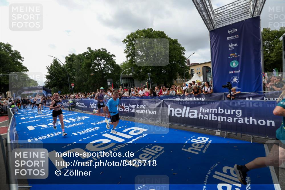 29.06.2025 - hella hamburg halbmarathon Zöllner http://msf.ph/oto/8426718 29.06.2025 10:35:28 Ziel 1889, 4050, 4944, 10771, 10877, 11898, 15390, 15701, 15931, 15959, 16811, 19022 meine-sportfotos.de