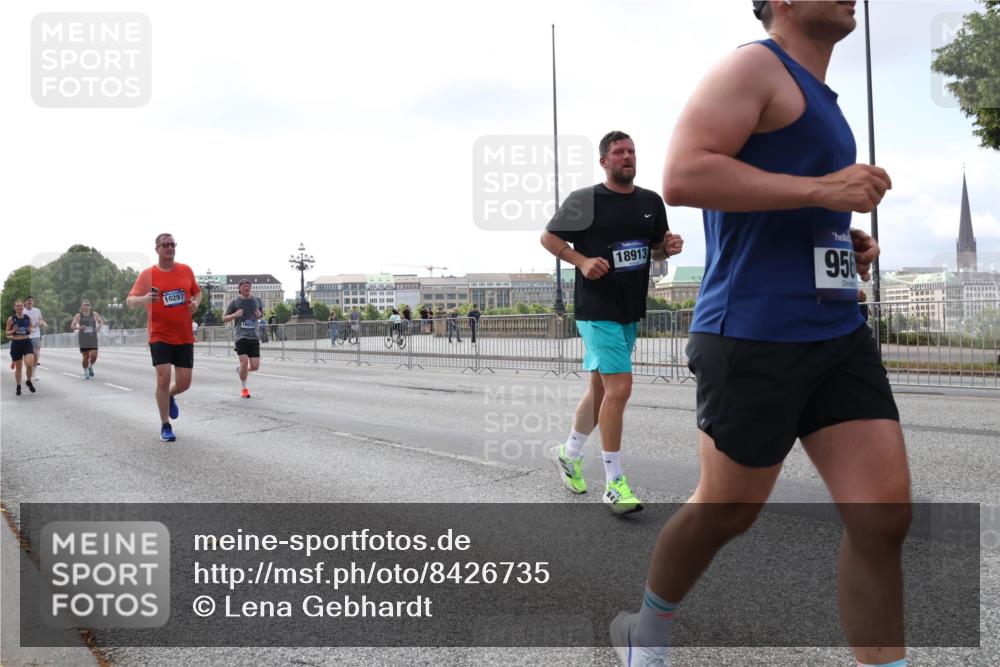 29.06.2025 - hella hamburg halbmarathon Lena Gebhardt http://msf.ph/oto/8426735 29.06.2025 10:06:36 Lombardsbrücke 10297, 777349, 18913, 956, 1245, 1766, 1993, 4666, 4868, 5431, 5807, 5951, 6314, 6572, 6664, 7138, 8290, 8960, 9361, 9560, 10214, 10297, 10736, 10781, 10886, 12371, 13475, 13481, 13863, 14369, 14607, 15113, 15145, 15229, 15377, 15462, 15537, 15858, 16692, 16933, 17059, 17174, 17239, 17746, 18042, 18343, 18381, 18575, 18577, 18652, 18828, 18910, 18913, 18966 meine-sportfotos.de