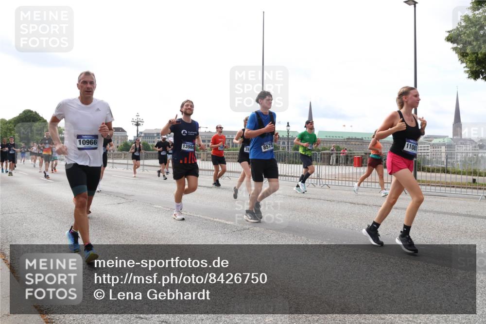 29.06.2025 - hella hamburg halbmarathon Lena Gebhardt http://msf.ph/oto/8426750 29.06.2025 10:19:26 Lombardsbrücke 10966, 13984, 28, 8575, 11081, 1145, 1332, 1534, 1708, 1718, 1755, 2017, 2096, 2311, 2357, 2441, 2589, 2795, 2802, 2812, 2895, 2993, 2995, 3026, 3105, 3118, 3446, 3678, 4108, 4110, 4170, 4562, 4570, 4722, 4845, 4979, 5034, 5035, 5080, 5098, 5123, 5178, 5323, 5429, 5449, 5849, 5878, 6194, 6249, 6444, 6477, 6482, 6542, 6736, 6796, 6797, 6939, 7143, 7836, 8537, 8575, 8761, 8778, 9252, 9270, 9652, 9756, 9757, 9856, 10037, 10039, 10124, 10129, 10540 meine-sportfotos.de