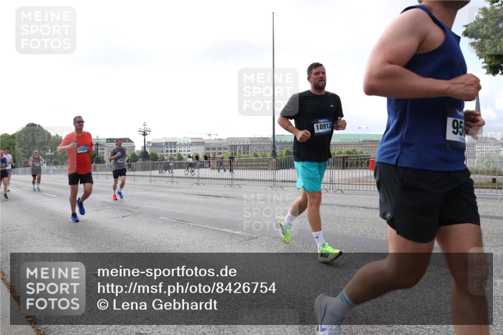 29.06.2025 - hella hamburg halbmarathon Lena Gebhardt http://msf.ph/oto/8426754 29.06.2025 10:06:36 Lombardsbrücke 10297, 18652, 18913, 95, 1245, 1766, 1993, 4666, 4868, 5431, 5807, 5951, 6314, 6572, 6664, 7138, 8290, 8960, 9361, 9560, 10214, 10297, 10736, 10781, 10886, 12371, 13475, 13481, 13863, 14369, 14607, 15113, 15145, 15229, 15377, 15462, 15537, 15858, 16692, 16933, 17059, 17174, 17239, 17746, 18042, 18343, 18381, 18575, 18577, 18652, 18828, 18910, 18913, 18966 meine-sportfotos.de