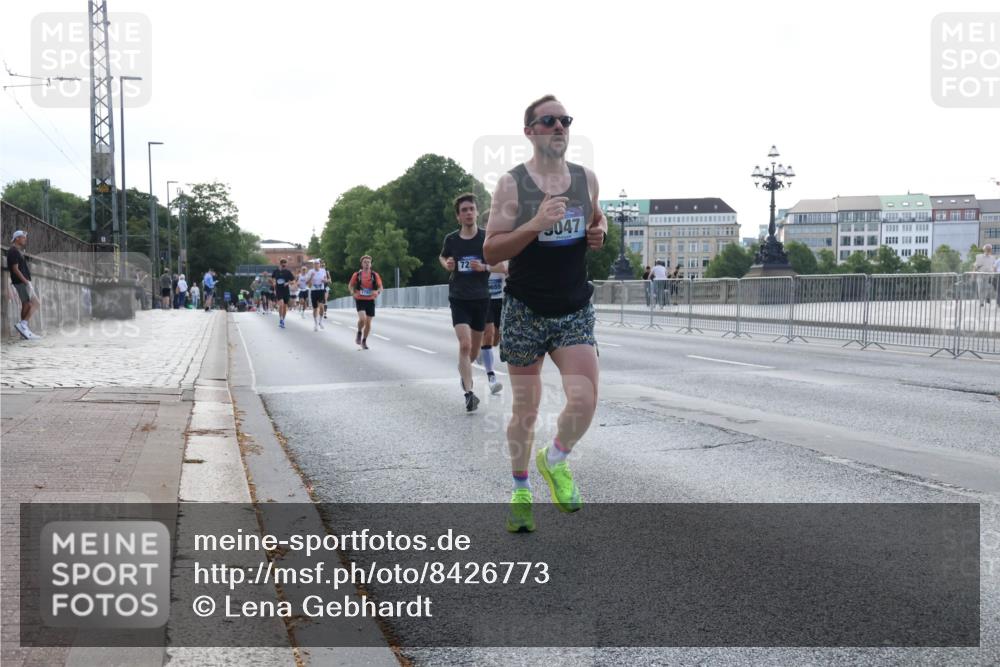 29.06.2025 - hella hamburg halbmarathon Lena Gebhardt http://msf.ph/oto/8426773 29.06.2025 09:44:03 Lombardsbrücke 655, 047, 1122, 1953, 2075, 2203, 2483, 3189, 3379, 5308, 7231, 7793, 8318, 8376, 8975, 9047, 9079, 9804, 10173, 10222, 10351, 10655, 11150, 13383, 13606, 13941, 15023, 15136, 17040, 17893, 18763, 18832 meine-sportfotos.de