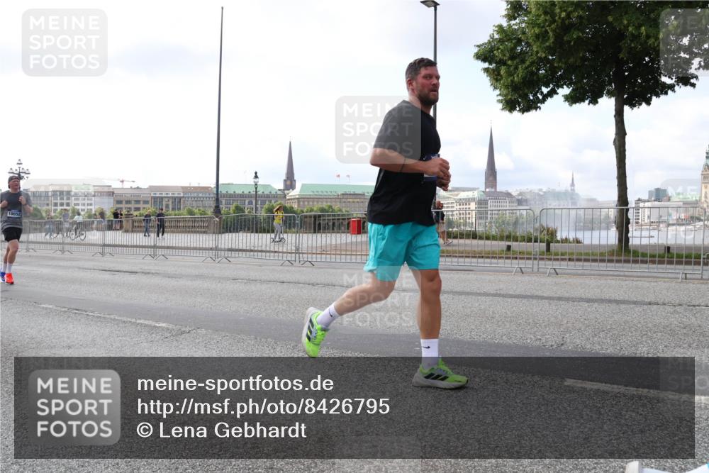 29.06.2025 - hella hamburg halbmarathon Lena Gebhardt http://msf.ph/oto/8426795 29.06.2025 10:06:36 Lombardsbrücke 18652, 1245, 1766, 1993, 4666, 4868, 5431, 5807, 5951, 6314, 6572, 6664, 7138, 8290, 8960, 9361, 9560, 10214, 10297, 10736, 10781, 10886, 12371, 13475, 13481, 13863, 14369, 14607, 15113, 15145, 15229, 15377, 15462, 15537, 15858, 16692, 16933, 17059, 17174, 17239, 17746, 18042, 18343, 18381, 18575, 18577, 18652, 18828, 18910, 18913, 18966 meine-sportfotos.de