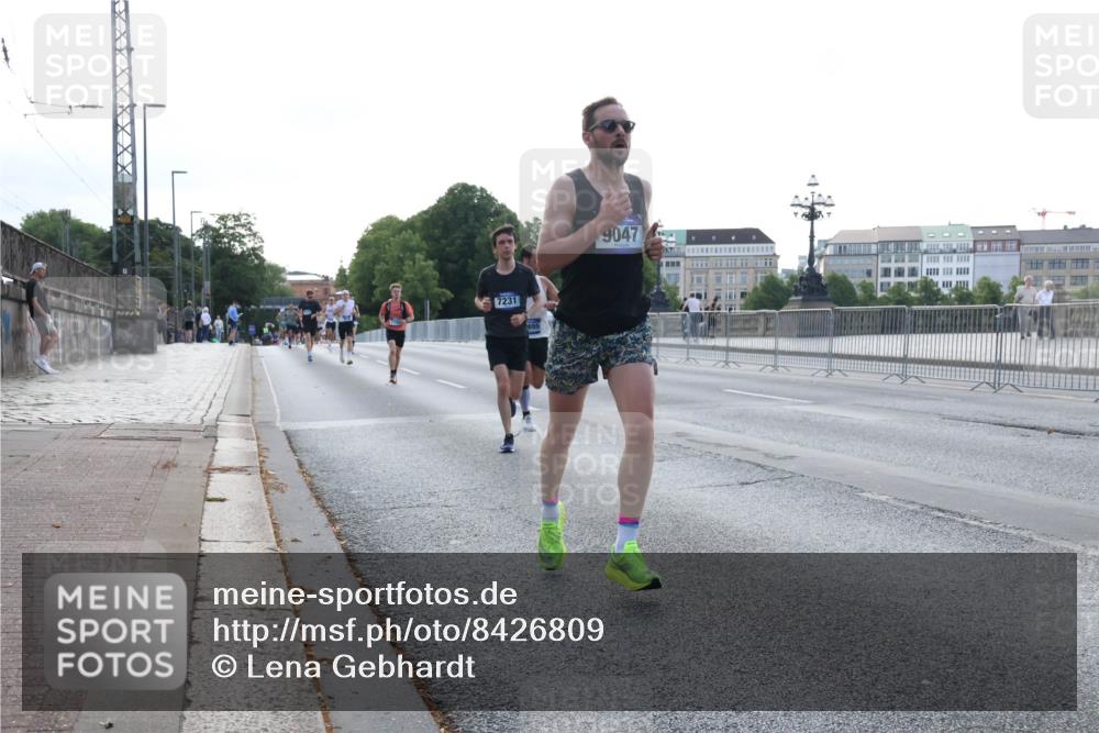 29.06.2025 - hella hamburg halbmarathon Lena Gebhardt http://msf.ph/oto/8426809 29.06.2025 09:44:04 Lombardsbrücke 7231, 9047, 1122, 1953, 2075, 2203, 2483, 3189, 3379, 5308, 7231, 7793, 8318, 8376, 8975, 9047, 9079, 9804, 10173, 10222, 10351, 10655, 11150, 13383, 13606, 13941, 15023, 15136, 17040, 17893, 18763, 18832 meine-sportfotos.de