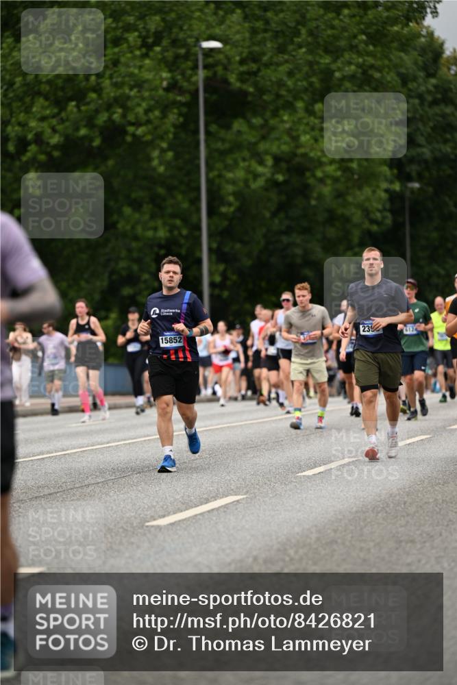 29.06.2025 - hella hamburg halbmarathon Dr. Thomas Lammeyer http://msf.ph/oto/8426821 29.06.2025 10:50:36 Kennedybrücke 1421, 1426, 1695, 1867, 1868, 1983, 2008, 2398, 2917, 3160, 3164, 4202, 4223, 4224, 4296, 4572, 5044, 6124, 6161, 6788, 7303, 7530, 7983, 8477, 9243, 10030, 10230, 10327, 10367, 10812, 11253, 11393 meine-sportfotos.de
