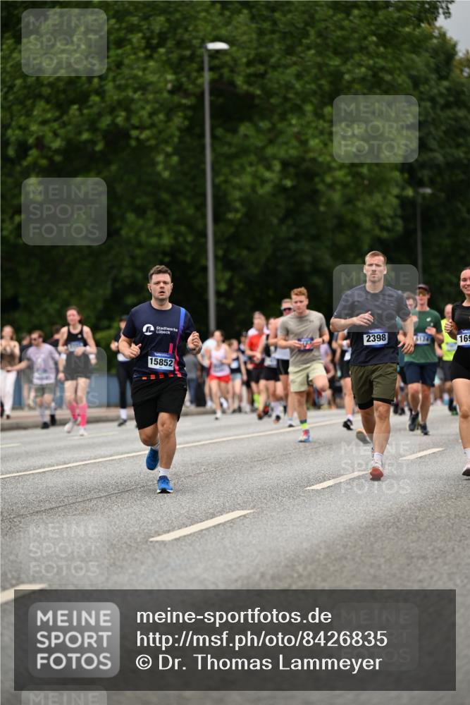 29.06.2025 - hella hamburg halbmarathon Dr. Thomas Lammeyer http://msf.ph/oto/8426835 29.06.2025 10:50:36 Kennedybrücke 1421, 1426, 1695, 1867, 1868, 1983, 2008, 2398, 2917, 3160, 3164, 4202, 4223, 4224, 4296, 4572, 5044, 6124, 6161, 6788, 7303, 7530, 7983, 8477, 9243, 10030, 10230, 10327, 10367, 10812, 11253, 11393 meine-sportfotos.de