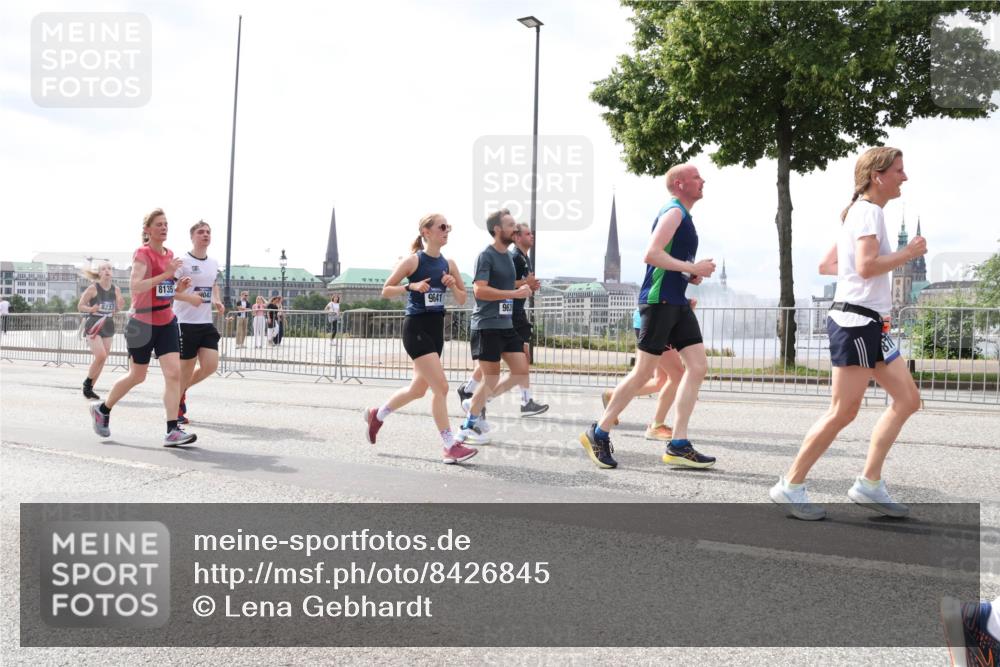 29.06.2025 - hella hamburg halbmarathon Lena Gebhardt http://msf.ph/oto/8426845 29.06.2025 10:43:33 Lombardsbrücke 8233, 8135, 4043, 9641, 963, 1023, 1149, 1155, 1310, 1400, 1467, 1816, 1878, 2267, 2361, 2733, 2971, 3074, 3238, 3329, 3390, 3518, 3597, 3638, 4056, 4177, 4302, 4367, 4680, 4866, 5192, 5201, 5214, 5268, 5370, 5610, 5720, 5755, 5890, 6012, 6036, 6096, 6226, 6334, 6440, 6931, 6971, 6973, 7043, 7197, 7205, 7206, 7461, 7489, 7504, 7872, 7926, 8000, 8058, 8135, 8184, 8233, 8408, 8435, 8504, 9072, 9639, 9641, 9644, 9704, 9831, 9976, 10083, 10097, 10200, 10202 meine-sportfotos.de
