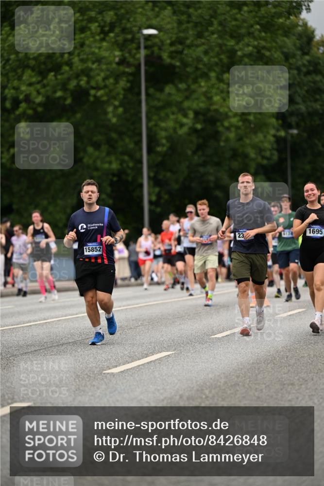 29.06.2025 - hella hamburg halbmarathon Dr. Thomas Lammeyer http://msf.ph/oto/8426848 29.06.2025 10:50:36 Kennedybrücke 1421, 1426, 1695, 1867, 1868, 1983, 2008, 2398, 2917, 3160, 3164, 4202, 4223, 4224, 4296, 4572, 5044, 6124, 6161, 6788, 7303, 7530, 7983, 8477, 9243, 10030, 10230, 10327, 10367, 10812, 11253, 11393 meine-sportfotos.de