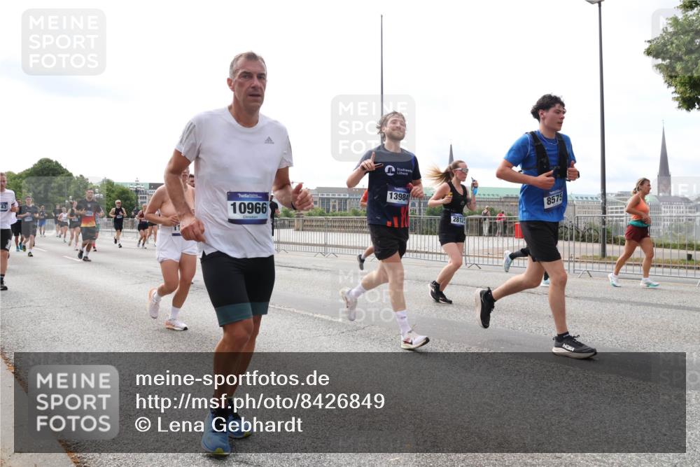29.06.2025 - hella hamburg halbmarathon Lena Gebhardt http://msf.ph/oto/8426849 29.06.2025 10:19:27 Lombardsbrücke 10966, 13984, 28124, 8575, 1145, 1332, 1534, 1708, 1718, 1755, 2017, 2096, 2311, 2357, 2441, 2589, 2795, 2802, 2812, 2895, 2993, 2995, 3105, 3118, 3446, 3678, 4108, 4110, 4170, 4562, 4570, 4722, 4979, 5034, 5035, 5080, 5098, 5123, 5178, 5251, 5323, 5429, 5449, 5849, 5878, 6194, 6249, 6444, 6477, 6482, 6542, 6736, 6796, 6797, 6939, 7143, 7249, 7836, 8537, 8575, 8761, 8778, 9252, 9652, 9756, 9757, 9856, 10039, 10124, 10129, 10540 meine-sportfotos.de
