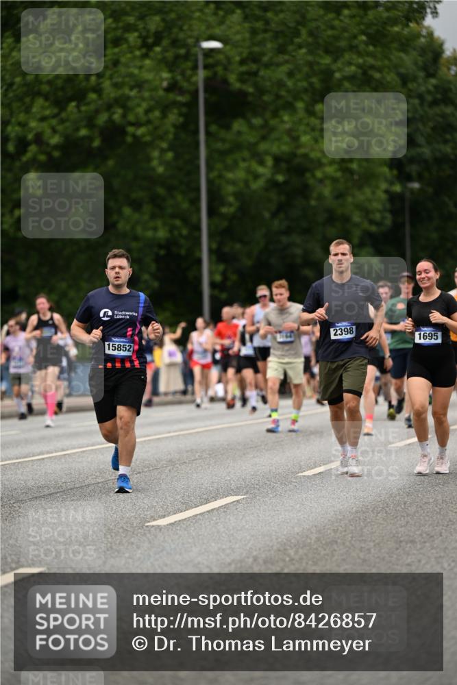 29.06.2025 - hella hamburg halbmarathon Dr. Thomas Lammeyer http://msf.ph/oto/8426857 29.06.2025 10:50:37 Kennedybrücke 1421, 1426, 1695, 1867, 1868, 1924, 1983, 2008, 2398, 2917, 3160, 3164, 4202, 4223, 4224, 4296, 4572, 5044, 6124, 6161, 7303, 7530, 8477, 9243, 9445, 10030, 10230, 10327, 10367, 10812, 11253, 11393 meine-sportfotos.de