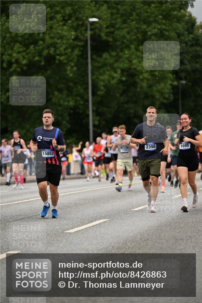 29.06.2025 - hella hamburg halbmarathon Dr. Thomas Lammeyer http://msf.ph/oto/8426863 29.06.2025 10:50:37 Kennedybrücke 1421, 1426, 1695, 1867, 1868, 1924, 1983, 2008, 2398, 2917, 3160, 3164, 4202, 4223, 4224, 4296, 4572, 5044, 6124, 6161, 7303, 7530, 8477, 9243, 9445, 10030, 10230, 10327, 10367, 10812, 11253, 11393 meine-sportfotos.de