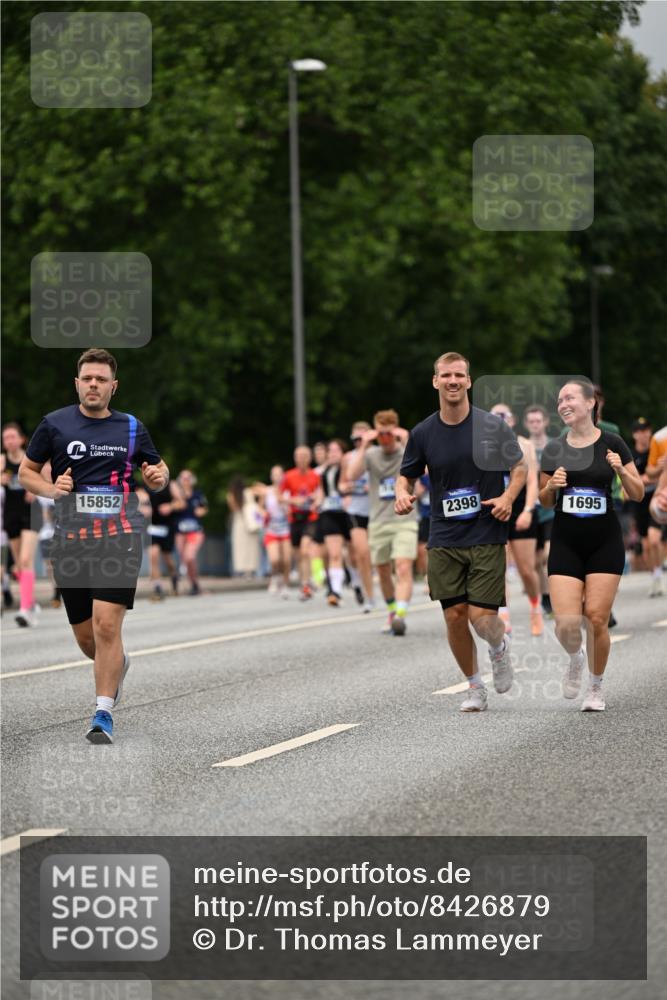 29.06.2025 - hella hamburg halbmarathon Dr. Thomas Lammeyer http://msf.ph/oto/8426879 29.06.2025 10:50:37 Kennedybrücke 1421, 1426, 1695, 1867, 1868, 1924, 1983, 2008, 2398, 2917, 3160, 3164, 4202, 4223, 4224, 4296, 4572, 5044, 6124, 6161, 7303, 7530, 8477, 9243, 9445, 10030, 10230, 10327, 10367, 10812, 11253, 11393 meine-sportfotos.de