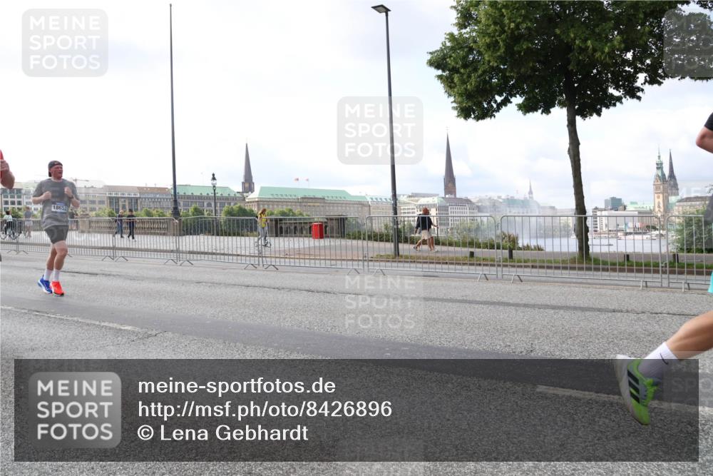 29.06.2025 - hella hamburg halbmarathon Lena Gebhardt http://msf.ph/oto/8426896 29.06.2025 10:06:37 Lombardsbrücke 18652, 1245, 1766, 1993, 4666, 4868, 5431, 5807, 5951, 6314, 6572, 6664, 7138, 8290, 8960, 9361, 9560, 10214, 10297, 10736, 10781, 10886, 12371, 12418, 13475, 13481, 13863, 14369, 14607, 15113, 15145, 15377, 15462, 15537, 15858, 16692, 16933, 17059, 17174, 17239, 17746, 18042, 18343, 18381, 18575, 18577, 18652, 18828, 18910, 18913, 18966 meine-sportfotos.de
