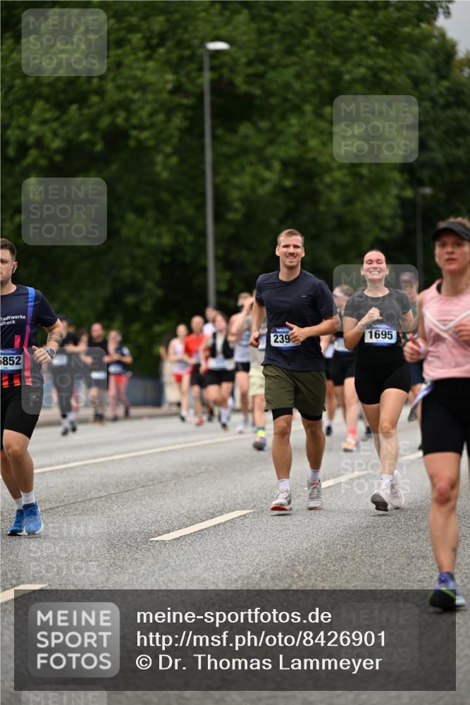 29.06.2025 - hella hamburg halbmarathon Dr. Thomas Lammeyer http://msf.ph/oto/8426901 29.06.2025 10:50:38 Kennedybrücke 1421, 1426, 1695, 1867, 1868, 1924, 1983, 2008, 2398, 2773, 2917, 3160, 3164, 4202, 4223, 4224, 4296, 4572, 5044, 6124, 6161, 7303, 7530, 8477, 9243, 9445, 10030, 10230, 10327, 10367, 10812, 11253, 11393 meine-sportfotos.de