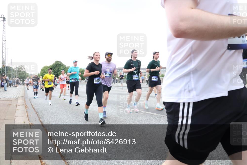 29.06.2025 - hella hamburg halbmarathon Lena Gebhardt http://msf.ph/oto/8426913 29.06.2025 10:53:43 Lombardsbrücke 15118, 18523, 14065, 9456, 6306, 07, 1017, 1340, 1687, 1709, 1744, 1753, 1789, 1900, 1906, 1984, 2065, 2079, 2372, 2409, 2429, 2854, 3055, 3079, 3226, 3249, 3557, 4195, 4595, 4801, 5430, 5562, 5815, 5856, 5857, 5964, 6039, 6041, 6044, 6192, 6273, 6306, 6913, 6996, 7039, 7068, 7483, 7537, 7611, 7614, 7876, 7890, 8189, 8212, 8414, 8515, 8906, 8924, 9077, 9456, 9503, 9531, 9572, 9685, 9764, 9771, 9785, 10043, 10175, 10490, 11390, 12193, 12219, 12700 meine-sportfotos.de