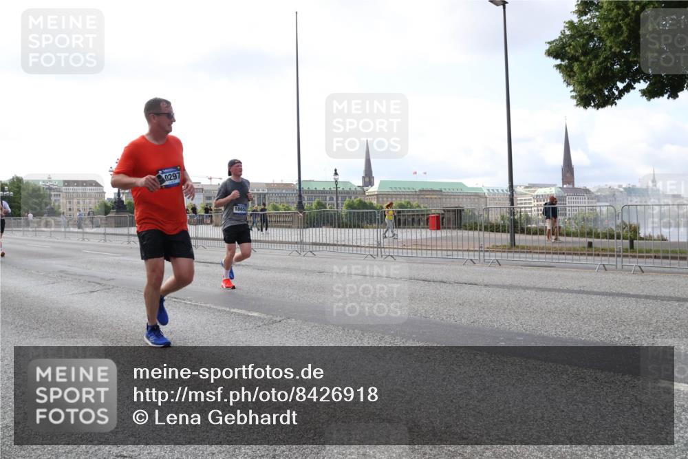 29.06.2025 - hella hamburg halbmarathon Lena Gebhardt http://msf.ph/oto/8426918 29.06.2025 10:06:37 Lombardsbrücke 0297, 18652, 1245, 1766, 1993, 4666, 4868, 5431, 5807, 5951, 6314, 6572, 6664, 7138, 8290, 8960, 9361, 9560, 10214, 10297, 10736, 10781, 10886, 12371, 12418, 13475, 13481, 13863, 14369, 14607, 15113, 15145, 15377, 15462, 15537, 15858, 16692, 16933, 17059, 17174, 17239, 17746, 18042, 18343, 18381, 18575, 18577, 18652, 18828, 18910, 18913, 18966 meine-sportfotos.de
