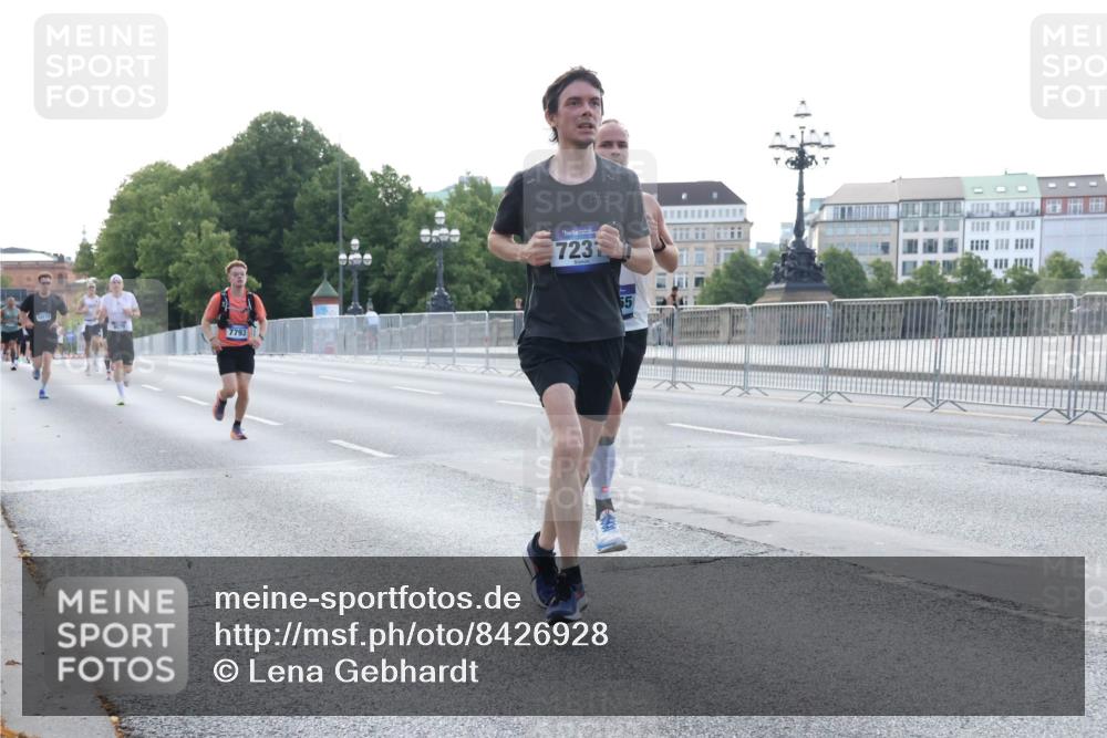 29.06.2025 - hella hamburg halbmarathon Lena Gebhardt http://msf.ph/oto/8426928 29.06.2025 09:44:05 Lombardsbrücke 7793, 723, 65, 1122, 1953, 2075, 2203, 2483, 3189, 3379, 5308, 5344, 7231, 7793, 8318, 8376, 8975, 9047, 9079, 9804, 10173, 10222, 10351, 10655, 10790, 11150, 13383, 13606, 13941, 15023, 15136, 15655, 17040, 17893, 18763, 18832 meine-sportfotos.de