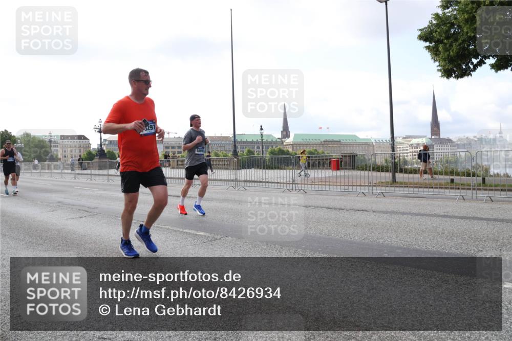 29.06.2025 - hella hamburg halbmarathon Lena Gebhardt http://msf.ph/oto/8426934 29.06.2025 10:06:37 Lombardsbrücke 297, 1245, 1766, 1993, 4666, 4868, 5431, 5807, 5951, 6314, 6572, 6664, 7138, 8290, 8960, 9361, 9560, 10214, 10297, 10736, 10781, 10886, 12371, 12418, 13475, 13481, 13863, 14369, 14607, 15113, 15145, 15377, 15462, 15537, 15858, 16692, 16933, 17059, 17174, 17239, 17746, 18042, 18343, 18381, 18575, 18577, 18652, 18828, 18910, 18913, 18966 meine-sportfotos.de